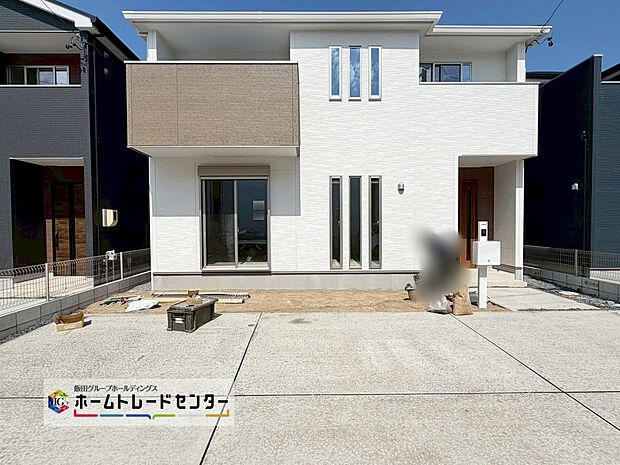 【現地外観写真】２号棟
一戸建ての大きなメリットは、「自分の土地」を自由に使えること。好きなペットが飼えるほか、ガーデニングやＤＩＹ、車やバイクの手入れなど様々な趣味を楽しめます♪