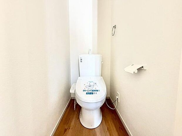【トイレ】３号棟
１階２階ともにウォシュレット付きのトイレとなっております。白を基調とした内装で清潔感のある空間に♪