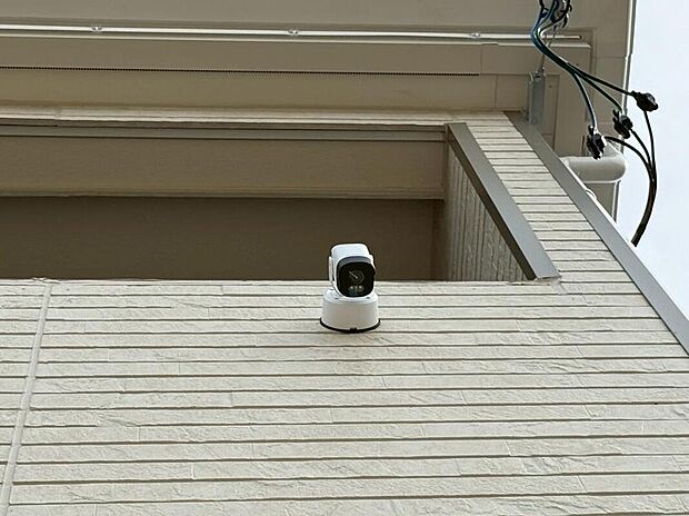 【防犯カメラ】３号棟
防犯カメラ完備です！不審者の侵入や空き巣、駐車場における車上荒らしなどの犯罪も防犯カメラによって抑えられます。