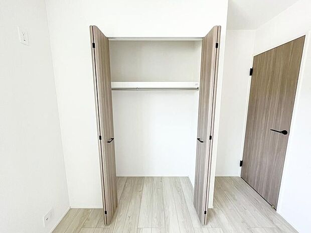 【リビング以外の居室】各居室に収納を設けました!お洋服をたくさんお持ちの方でもたっぷり収納できます。お部屋を最大限広くご活用いただけます♪
