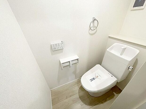 【トイレ】ウォシュレット付きのトイレとなっております。白を基調とした内装で清潔感のある空間に♪