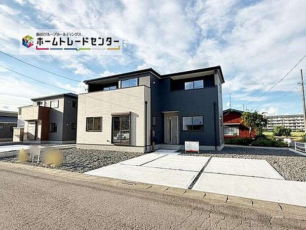 【現地外観写真】【2号棟】
一戸建ての大きなメリットは、「自分の土地」を自由に使えること。好きなペットが飼えるほか、ガーデニングやＤＩＹ、車やバイクの手入れなど様々な趣味を楽しめます♪