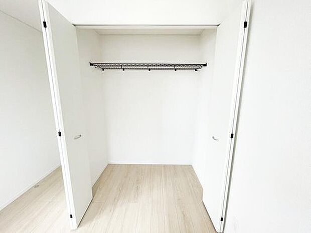 【収納】２号棟
各居室に収納を完備しておりますので、いつでもお部屋をすっきりとお使い頂けそうです。自分好みのインテリアやレイアウトを考えるのも楽しみです。　　