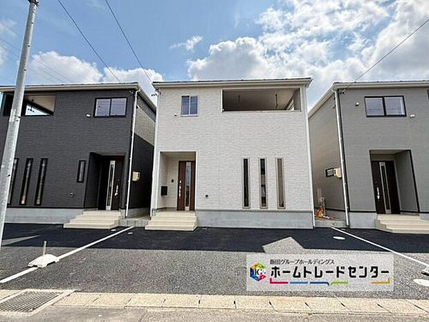 【現地外観写真】２号棟
一戸建ての大きなメリットは、「自分の土地」を自由に使えること。好きなペットが飼えるほか、ガーデニングやＤＩＹ、車やバイクの手入れなど様々な趣味を楽しめます♪