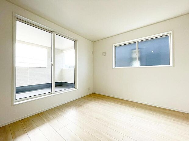 【リビング以外の居室】2号棟
2面採光を施した為、晴れの日の日中はいつも明るい室内に。窓を開放すれば気持ちの良い風が入り込んできます。
