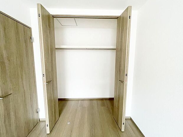 【収納】B号棟/各居室に収納を設けました!お洋服をたくさんお持ちの方でもたっぷり収納できます。お部屋を最大限広くご活用いただけます◎