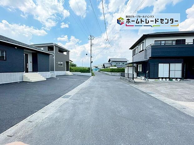 【前面道路含む現地写真】前面は東側5.9m道路です。交通量が少なくゆとりがあり、駐車も落ち着いて行える環境になっています。