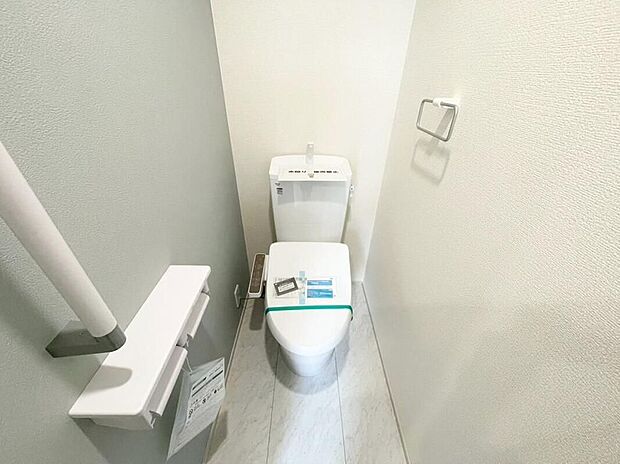 【トイレ】ウォシュレット付きのトイレとなっております。白を基調とした内装で清潔感のある空間に♪