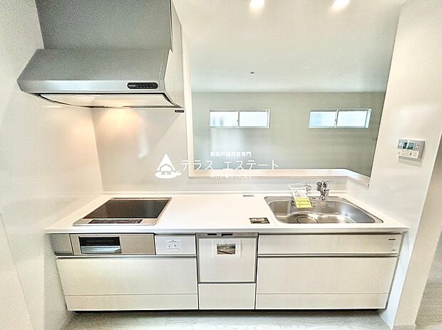 【キッチン】食洗器付きで家事の時短に繋がるシステムキッチンです。