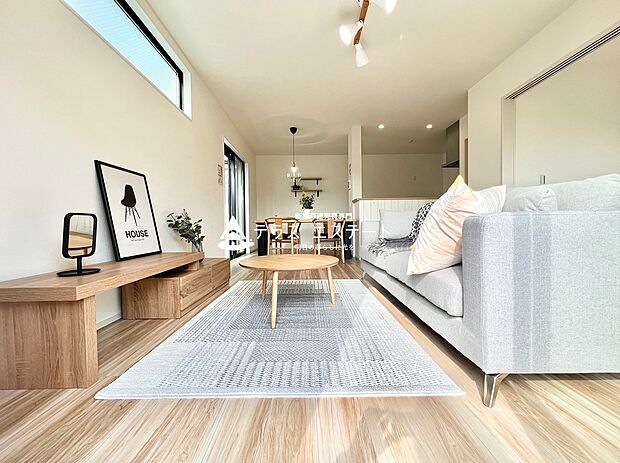 【リビング】シンプル内装も家具次第で雰囲気が一気に変わりますね。自分だけの空間を作り出せるのが戸建ての嬉しいメリット！※施工例※販売価格に家具は含まれません。
