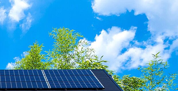 【全邸に太陽光発電システムを搭載】自宅で発電することで、光熱費を削減する太陽光発電。余った電力は売電できます。