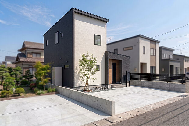 ≪外観イメージパース≫
モノトーンのスタイリッシュな外観デザイン！前面にはゆとりあるカースペースを確保し、毎日の車移動やお子様のお出迎えも安心・快適です♪