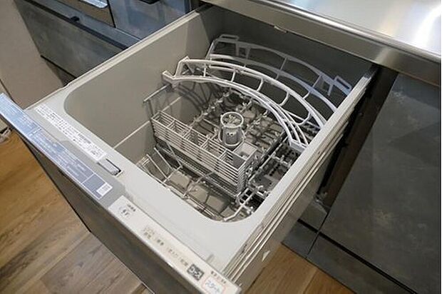 【食器洗い乾燥機】食事後の後片付けを格段に楽にしてくれる食器洗い乾燥機。共働きで時間がないご夫婦も嬉しい仕様です。