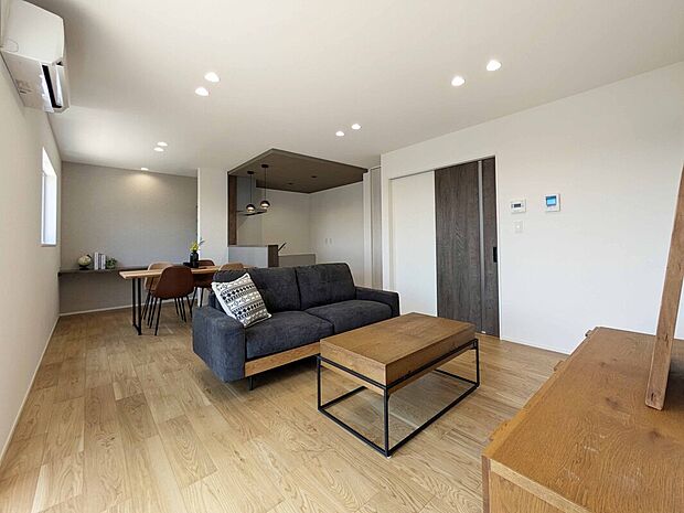 【【1号棟:LDK】】南側リビングは、暖かい日差しが入り気持ちの良い朝を迎えることができます。
キッチンから全体を見渡せるLDKは、料理中の会話も進みます!