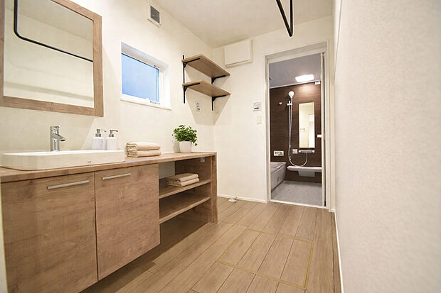 【【洗面】】こだわりの洗面化粧台。カウンターの広さも好評♪
※一部AIによる加工を施しています。