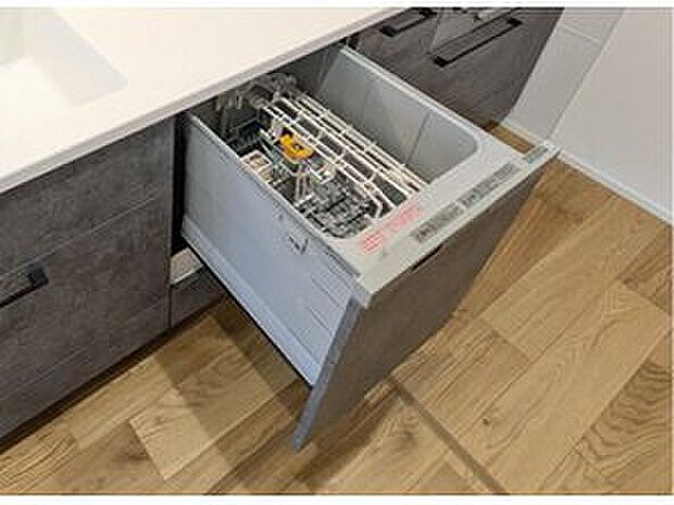 【食器洗い乾燥機】食事後の後片付けを格段に楽にしてくれる食器洗い乾燥機。共働きで時間がないご夫婦も嬉しい仕様です。(※写真は同仕様の別物件です)