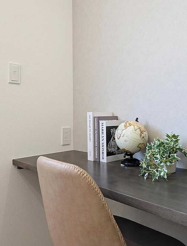 【【同仕様:カウンター/LDK】】キッチンの正面にカウンターを設置♪お子様の宿題や在宅ワーク、ちょっとした作業スペースにもぴったりです。
椅子を2脚ほど置ける広さがあるので、親子で並んで使えるのも嬉しいポイント!