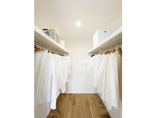 【【同仕様:寝室横WICL】】寝室のウォークインクローゼットには、普段のお洋服だけでなく季節物の荷物も収納できます。
シワをつけたくない洋服も立てかけて収納可能です。