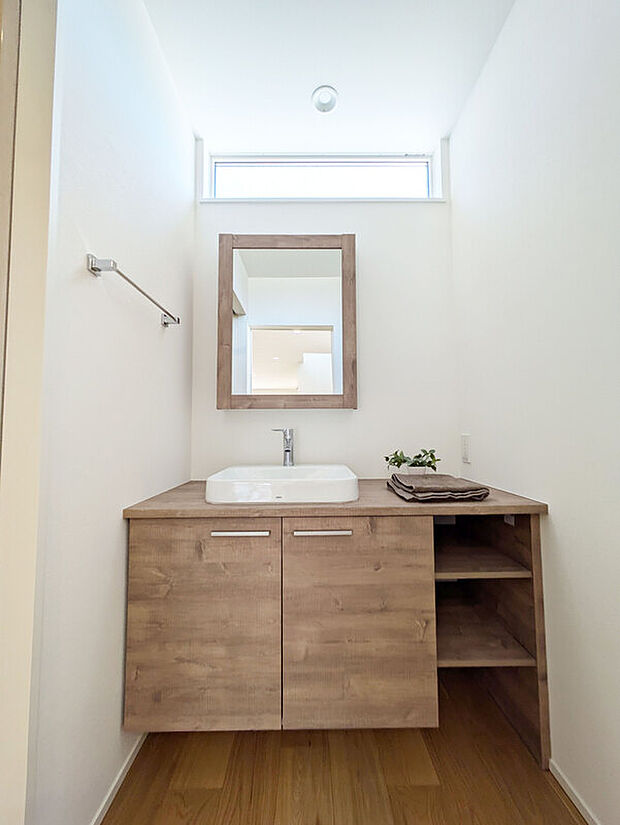 【【同仕様：洗面】】木目調のキャビネットタイプは、側面や棚板まで木目で統一されていて、まるで家具のような一体感があります！
広めのカウンターは、入浴後の着替えを置いたりするのに十分なスペースがあります！