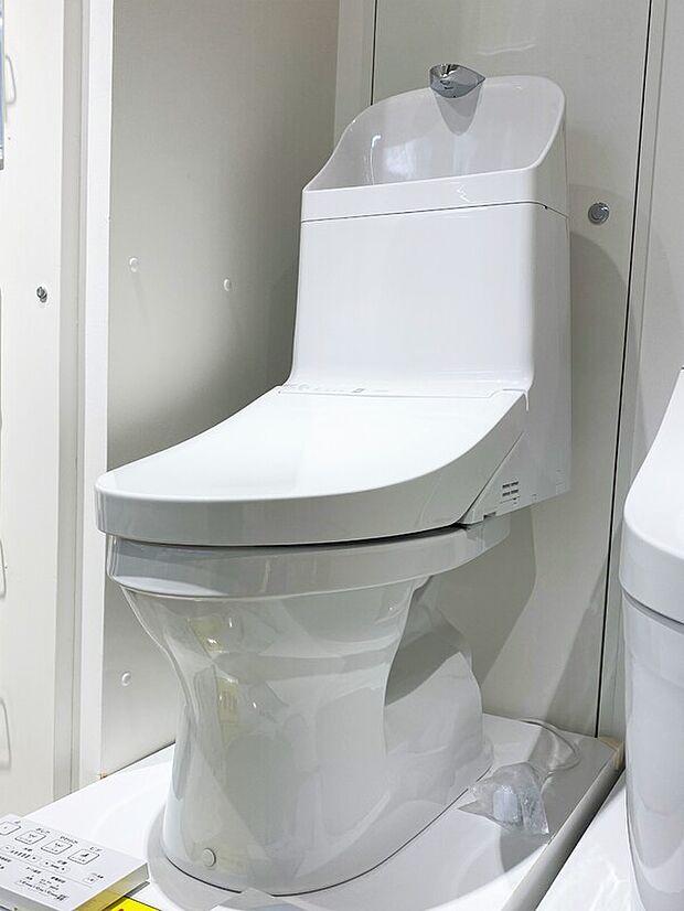 【トイレ】汚れが隠れる場所がない!TOTO独自の新技術「スゴフチ」
お掃除のしやすさを極めたフチ形状「スゴフチ」は汚れがかくれる場所がありません。
汚れてもサッとひとふきで、清潔キープ♪(※写真は参考画像です)