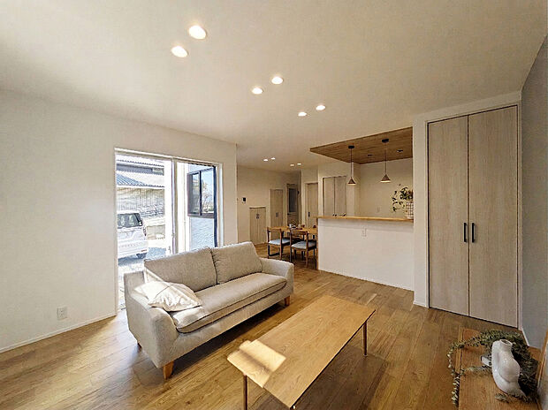 【『家族を感じられる18帖のLDK』】暮らしの中心となるリビングは家族の会話が自然と交わる工夫が詰まった快適空間♪
家事動線と随所に収納があるのもポイントです!
※イメージです