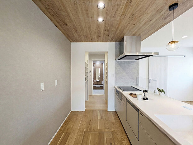 【『あると便利なパントリー』】約1.5帖あるパントリーは食品庫や物置になり、奥様によく喜ばれます!
実はパントリーを抜け、洗面脱衣所にも通り抜ける事ができ家事動線もGood♪
※イメージです