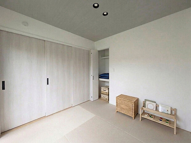 【『変幻自在でも落ち着く和室』】日常的にはお子様を遊ばせたり寝かせたり!来客時には客間として変身♪
将来的には自分達の居室として利用可能。その時のライフスタイルで使い方が変化します。
※イメージです