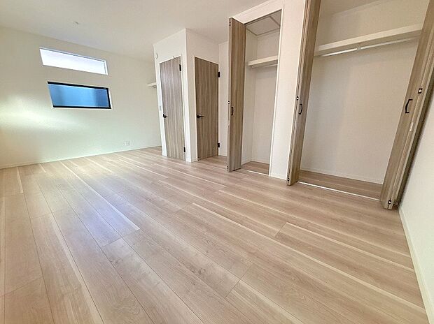 【同現場モデル区画(販売済)】
10帖の広々とした2ドア1ルーム。
間仕切り壁を設置してお部屋を区切ることにより、4LDKの間取りへと対応可能です!(別途有償)