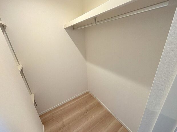 【同現場モデル区画(販売済)/ファミリークローク】
ご家族のお荷物をまとめて収納♪
お部屋がすっきりとします。