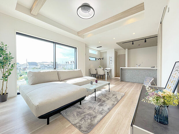 【弊社施工例/リビング】
折上げ天井でリビングにアクセントをプラス!窓から差し込む採光で明るい住まいに。