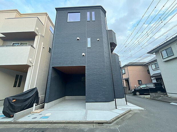 【同現場モデル区画(販売済)/カースペース】屋根付きのカースペースなので、雨の日のご帰宅でも安心です♪