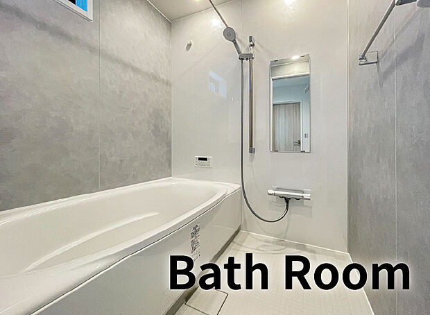 【【浴室】】快適さと機能性を備えた理想の空間。高い保温性能を備えた浴室乾燥暖房機付システムバスで心地よいバスタイムを。寒い季節でも暖かく、清潔な空間を提供します。