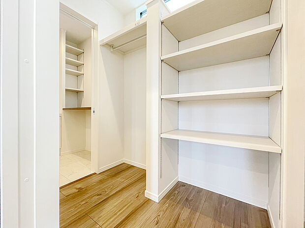 【【弊社施工例/FCL】】ご家族のお荷物や季節ものの衣類はファミリークロークへまとめて収納！可動棚付きで収納がしやすく便利です！