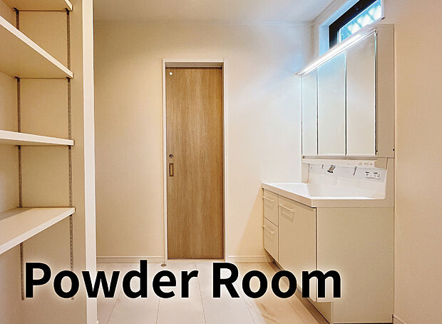 【【Powder Room】】LIXIL 独立洗面台
バックガードと洗面ボウルが一体型となったお掃除しやすい洗面台。左右のカウンターは身だしなみ道具の仮置きスペースに。