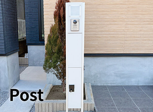 【【Post】】Brownプラン
小型の宅配ボックス機能付きのポスト一体型機能門柱。留守の時にも安心して荷物を受け取ることができます。