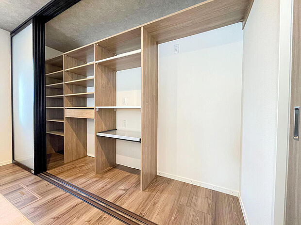 【弊社施工例|収納】キッチン背面にたっぷり収納
※画像にはオプション商品も含まれております。