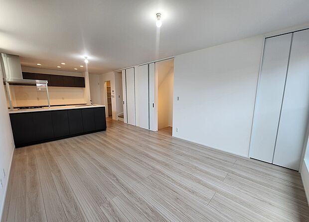 【<施工事例>リビング】家族みんなが集まってもゆったりできるリビングです!傷がつきにくくワックスなしで美しさが長持ちする床材を使用しております。