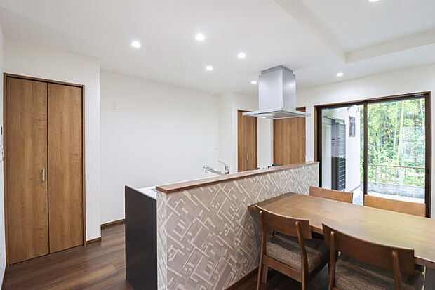 【ドリームタウンシリーズ施工例】新築参考プランは家事同線を優先に考えた間取りです。また、お客様のご要望に合わせて間取りの変更も可能となっております。お気軽にとお問合せくださいませ。