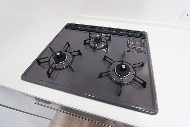 【【3口 コンロ】】■バーナー間隔が広いので、3口同時に使っても鍋振りもできます。グリルの排気口をコンパクトにして、仮置きできるスペースもご用意しております。※写真は施工例です。