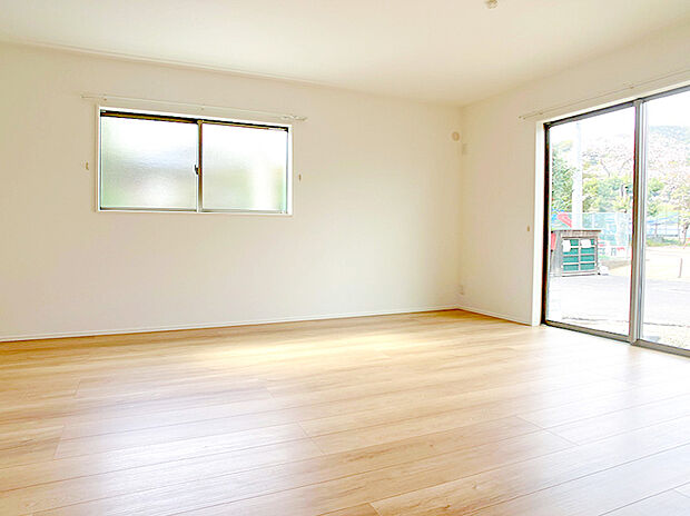 4台駐車できるゆとりのカースペース。間取りは4LDKと、プライベートスペースをしっかり確保しつつ、楽しい家族団らんもできる住まいです♪※施工事例です。実物とは異なります。詳しくはお問い合わせください。