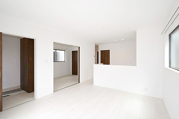 家族が集まるリビングは広々15帖！キッチンからもリビングが見渡せるため、どこに居ても家族を感じ、会話もはずみますね。 ※施工事例です。
