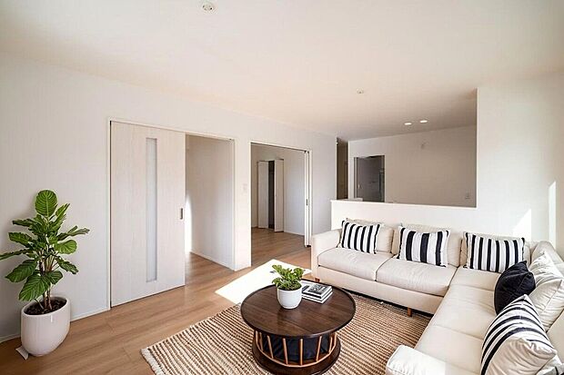 家族が集まるリビングは広々15.1帖！キッチンからもリビングが見渡せるため、どこに居ても家族を感じ、会話もはずみますね。 ※施工事例です。実物とは異なります。「※CGにて家具を配置しています」