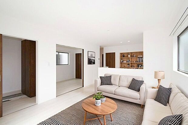 家族が集まる明るいリビング！お子様のお勉強をダイニングで済ませるようにすると家事をしながらお子様の頑張りを見守れます♪ ※施工事例です。実物とは異なります。詳しくはお問い合わせください。
