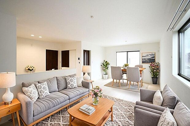 家族が集まるリビングは広々19.2帖!キッチンからもリビングが見渡せるため、どこに居ても家族を感じ、会話もはずみますね。 ※施工事例です。実物とは異なります。「※CGにて家具を配置しています」