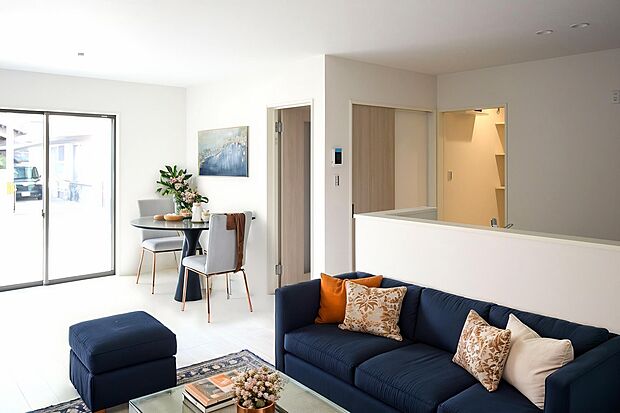 家族が集まるリビングは広々19.2帖！キッチンからもリビングが見渡せるため、どこに居ても家族を感じ、会話もはずみますね。 ※施工事例です。実物とは異なります。「※CGにて家具を配置しています」