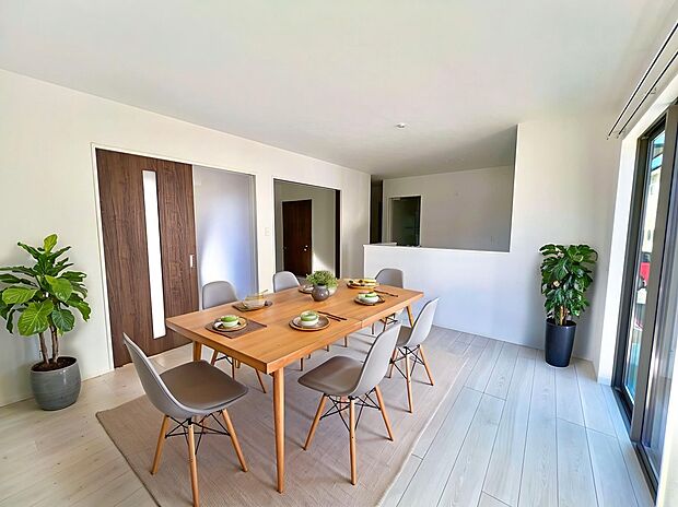 家族が集まるリビングは広々15.1帖!キッチンからもリビングが見渡せるため、どこに居ても家族を感じ、会話もはずみますね。 ※施工事例です。実物とは異なります。「※CGにて家具を配置しています」