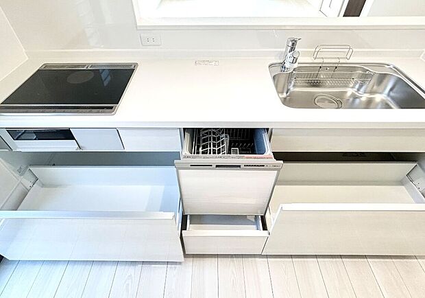 対面式キッチンは家事をしながら家族を見守り、コミュニケーションの取れる人気のスタイル。食洗器付きで洗い物の時間を削減でき、家事の負担を軽減してくれるキッチンです。※施工事例です。実物とは異なります。