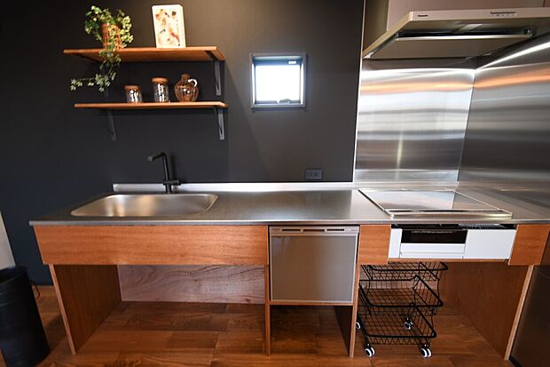 対面式キッチンは家事をしながら家族を見守り、コミュニケーションの取れる人気のスタイル。食洗器付きで洗い物の時間を削減でき、家事の負担を軽減してくれるキッチンです。