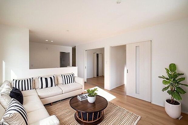 【リビング】家族が集まるリビングは広々15.1帖！キッチンからもリビングが見渡せるため、どこに居ても家族を感じ、会話もはずみますね。 　　 ※CGにて家具を配置しています。