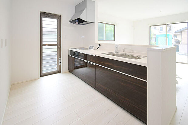 【キッチン】
対面式キッチンは家事をしながら家族を見守り、コミュニケーションの取れる人気のスタイル。食洗器付きで洗い物の時間を削減でき、家事の負担を軽減してくれるキッチンです。 ※施工事例です。実物とは異なります